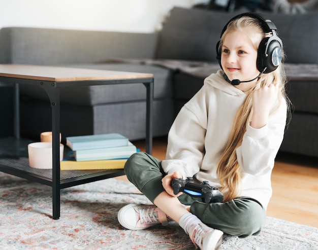 Petite fille jouant sur la console de jeux