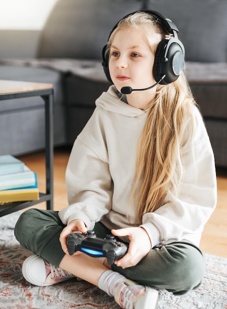 Petite fille jouant sur la console de jeux