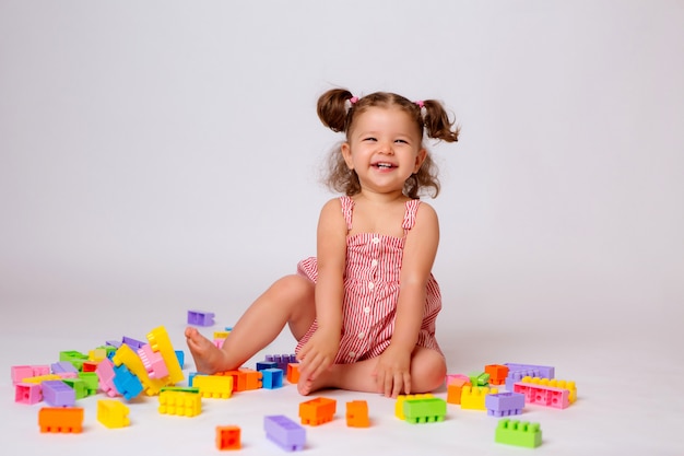 petite fille jouant avec le constructeur multicolore