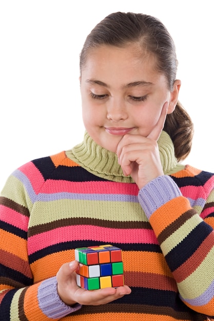 Petite fille jouant avec un cube coloré isolé sur blanc