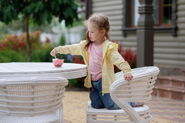 Une petite fille jouant avec un cupcake