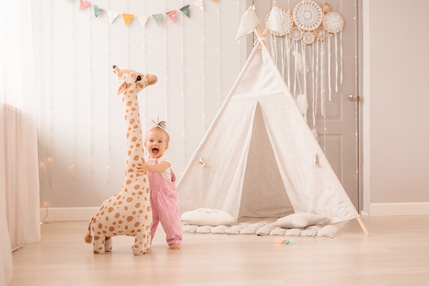 petite fille jouant dans la chambre de bébé