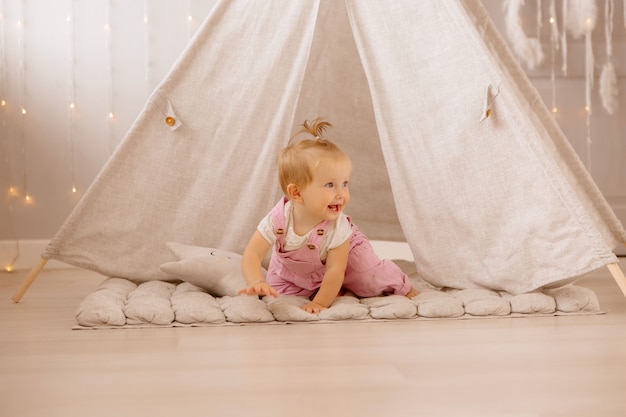 petite fille jouant dans la pépinière