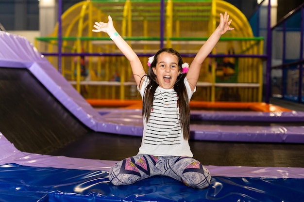 Petite fille jouant dans la salle de jeux.