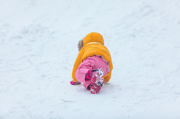 Petite fille jouant dehors dans la neige