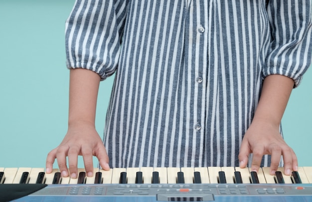 Photo petite fille jouant du piano en studio