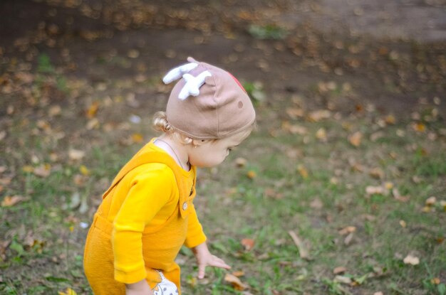 Petite fille jouant à l'extérieur dans les vêtements orange