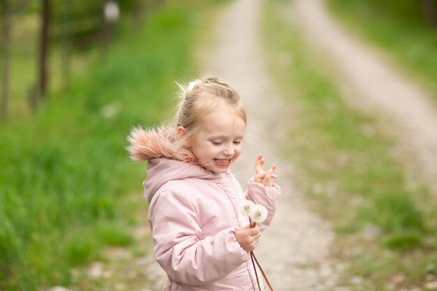 Une petite fille jouant à l'extérieur un jour d'automne