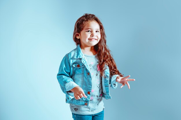 petite fille jouant avec un fond blanc