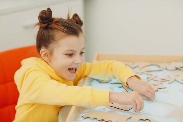 Petite fille jouant avec la forme de sable jouet éducation de la petite enfance psychologie cognitive des tout-petits