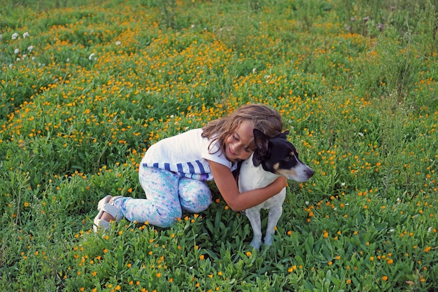 Petite fille jouant avec jack russell terrier