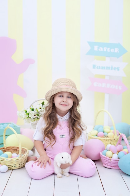 petite fille jouant avec le lapin de Pâques. Enfant et lapin