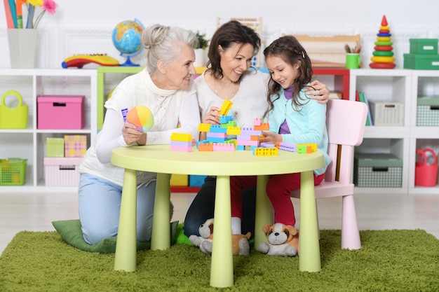 Petite fille jouant avec la mère et la grand-mère