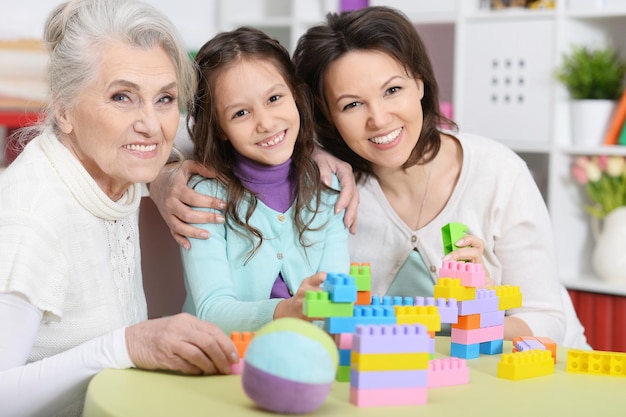 Petite fille jouant avec la mère et la grand-mère