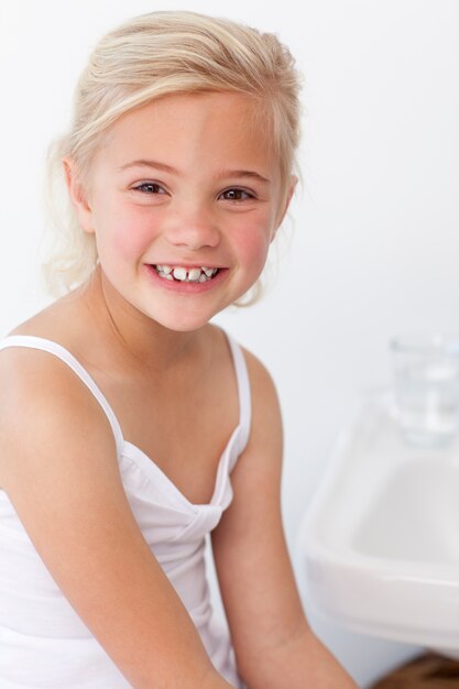 Petite fille jouant avec un miroir