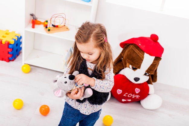 Petite fille jouant n la chambre