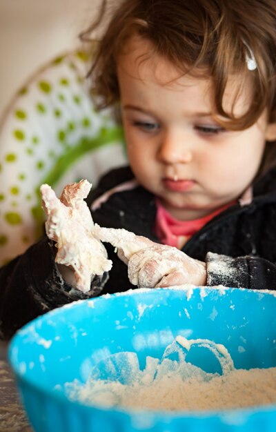 Petite fille jouant avec de la pâte