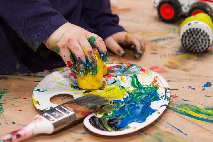 Photo une petite fille jouant avec de la peinture.