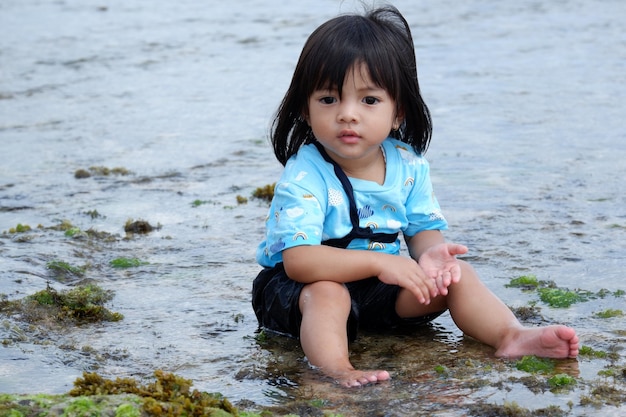 Une petite fille jouant sur la plage