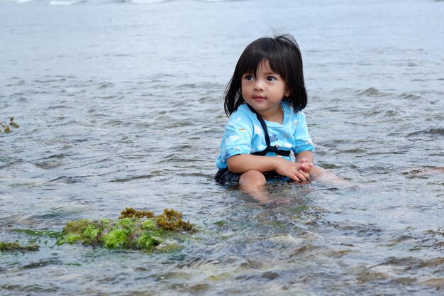 Une petite fille jouant sur la plage