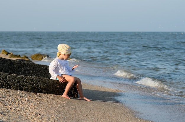 Petite fille jouant sur la plage.