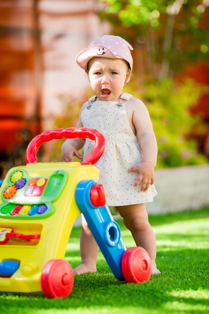 Petite fille jouant en plein air avec les jouets