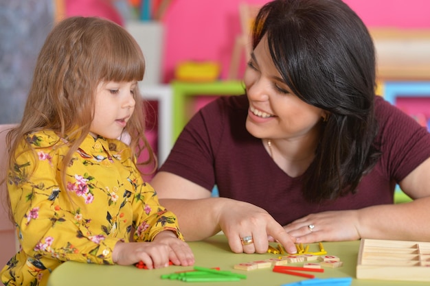 Petite fille jouant avec sa mère à la maison