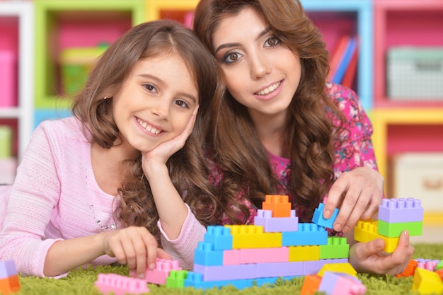 Petite fille jouant avec sa mère