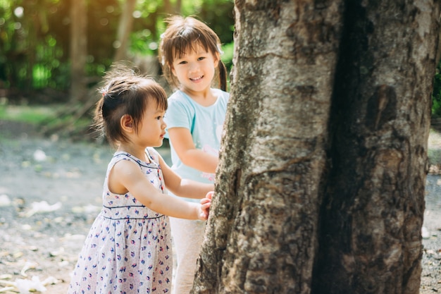 Petite Fille Jouant Sous Le Grand Arbre