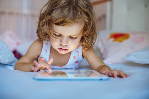 Petite fille jouant la tablette