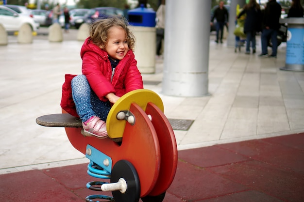 Petite fille jouant sur le terrain de jeu