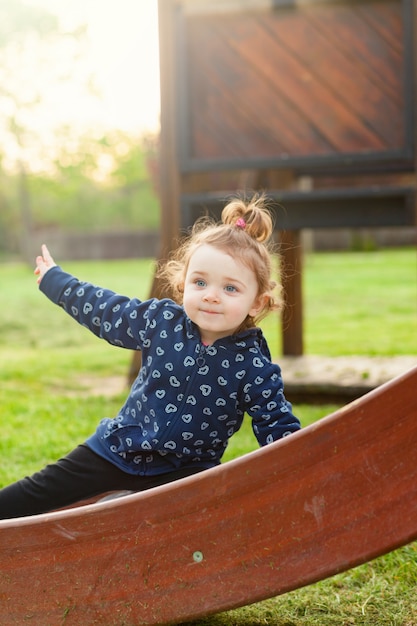 Petite Fille Joue à L'extérieur Contre Le Contre-jour.