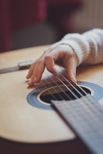 Petite fille joue de la guitare