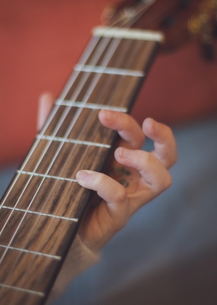 Photo la petite fille joue de la guitare.