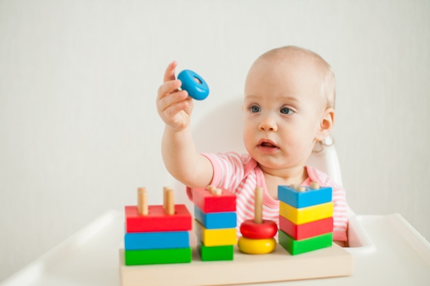 petite fille joue avec un jouet éducatif