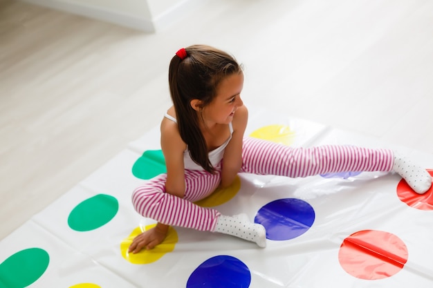 petite fille joue à la maison