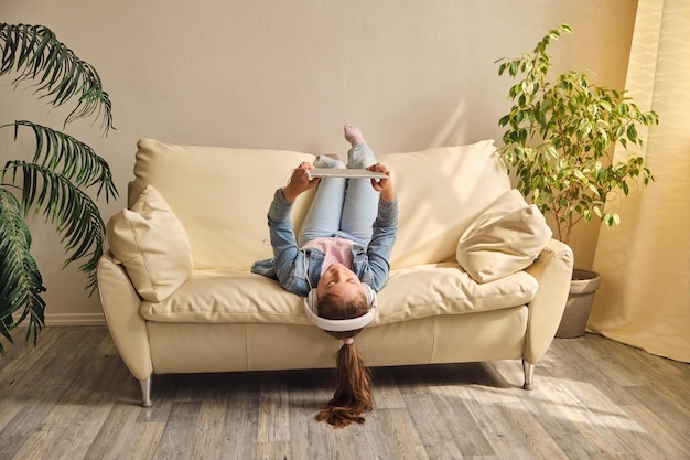 Petite fille joue avec une tablette