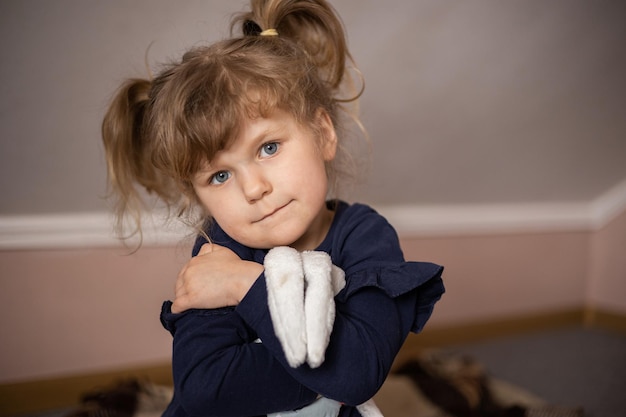 Petite fille avec un jouet dans ses mains