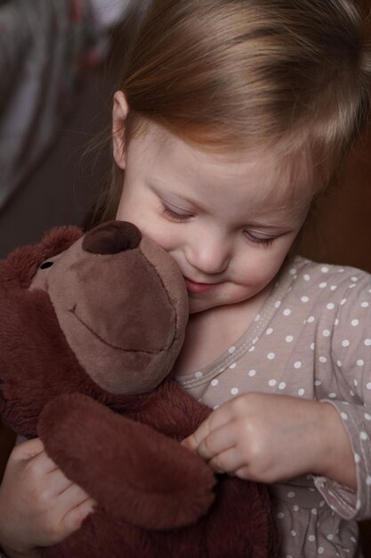 petite fille avec un jouet