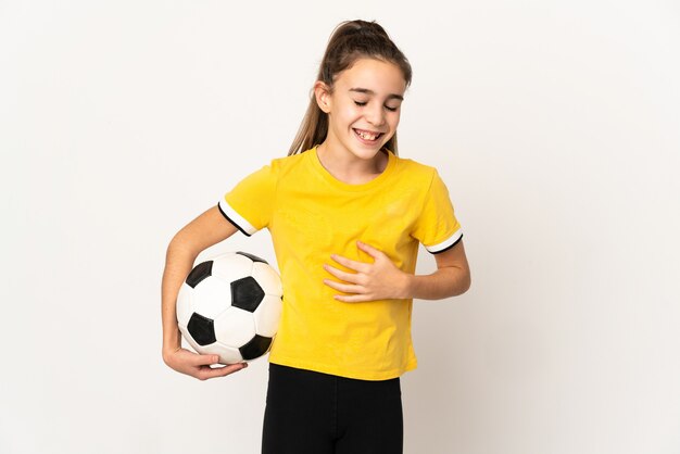 Petite fille de joueur de football isolée sur fond blanc souriant beaucoup