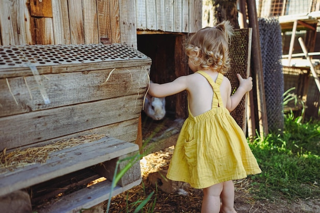 Photo la petite fille et le lapin