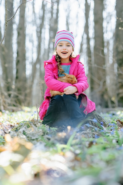 Petite fille avec un lapin