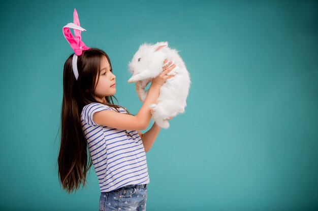 Petite fille avec lapin