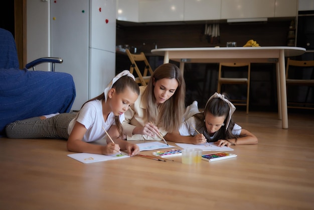 Petite fille et leur mère jouant sur un sol chaud avec chauffage au sol dans le salon aquarelle