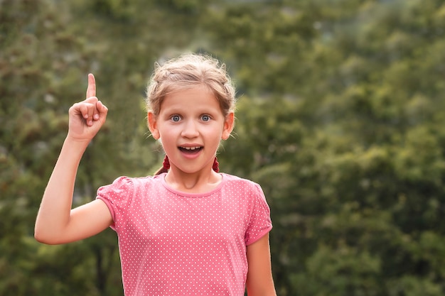 La petite fille leva son index