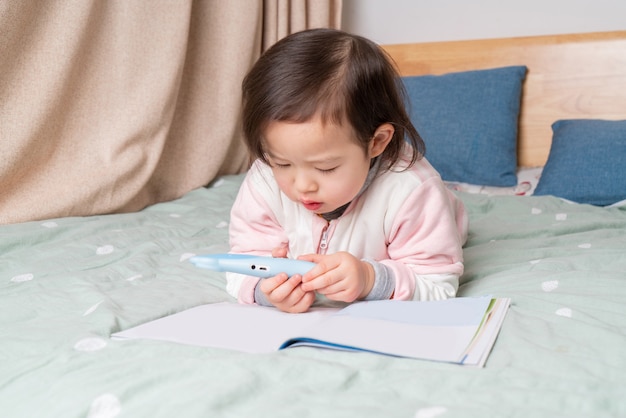 La petite fille lisait au lit