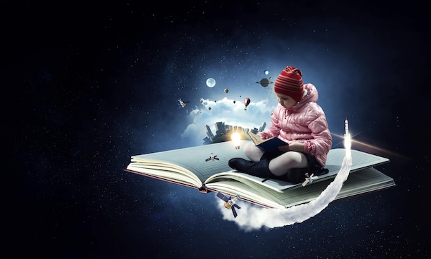 Petite fille lisant un livre. Technique mixte