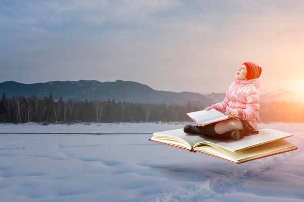 Petite fille lisant un livre. Technique mixte