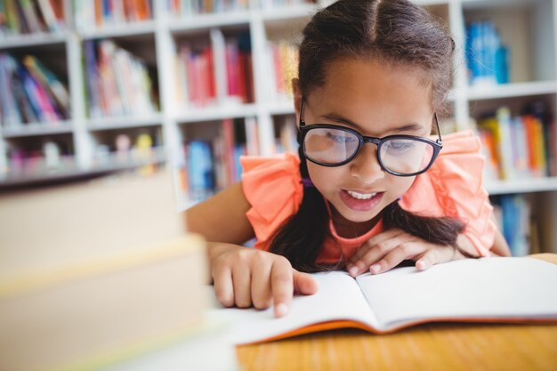 Une petite fille lisant un livre