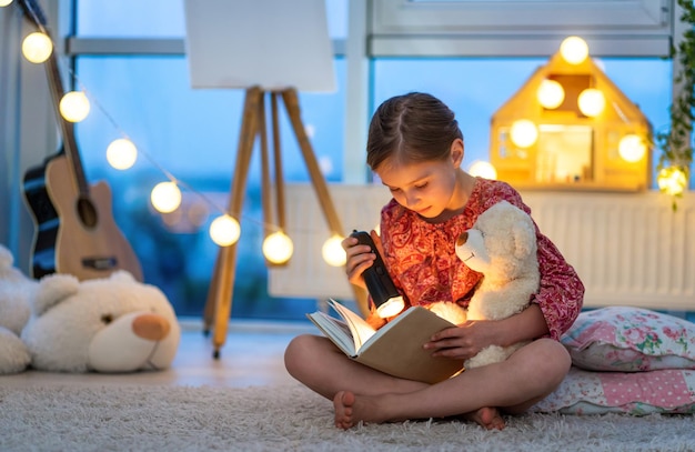 La petite fille lit le livre